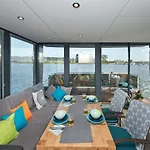 Dom Na Wodzie Apartment Blotnik