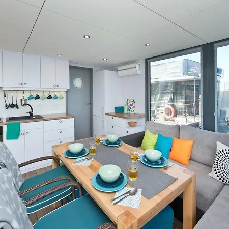 Hotel en barco Houseboat Blotnik